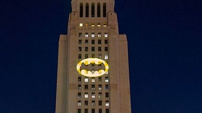 Así ha sido el gran homenaje a Adam West con la Batseñal en Los Ángeles noticias imagen