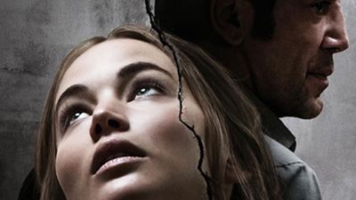 'madre!': Una oscura grieta separa a Jennifer Lawrence y Javier Bardem en el póster final de la película
