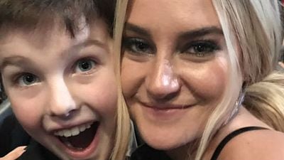 Emmys 2017: Iain Armitage publica todo lo que pasa en la gala incluyendo una foto con Sheldon  noticias imagen