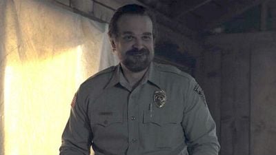 'Stranger Things': Crean una cuenta de Twitter en la que Jim Hopper baila 'Despacito', 'Hips Don't Lie' y más canciones noticias imagen