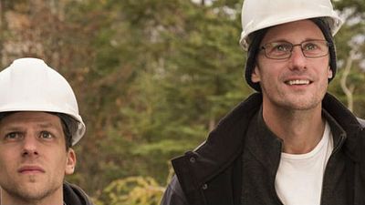 Jesse Einsenberg y Alexander Skarsgård van a la obra en la primera imagen de 'The Hummingbird Project' noticias imagen