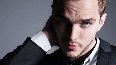 Nicholas Hoult y Lily Collins protagonizan el biopic de 'Tolkien', el creador de 'El señor de los anillos'  noticias imagen