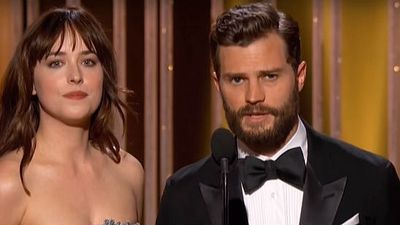 Globos de Oro 2018: Dakota Johnson mira fijamente a Angelina Jolie durante la presentación de Jennifer Aniston noticias imagen