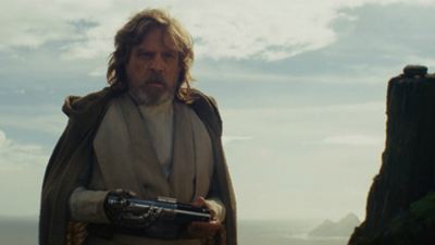 'Star Wars 8: Los últimos Jedi': Rian Johnson explica por qué Luke Skywalker recupera su sable láser azul en la película