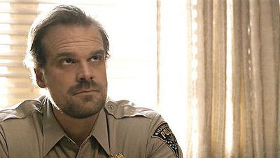 'Stranger Things': David Harbour posa en las fotos de graduación de una estudiante de instituto noticias imagen