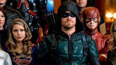 Un actor de 'Arrow' reconoce que los capítulos 'crossover' son una "pesadilla" noticias imagen