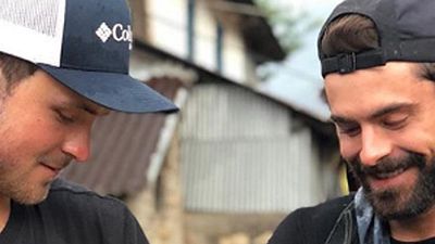 Zac Efron, su barba, su hermano y sus dos cabras recién nacidas  noticias imagen