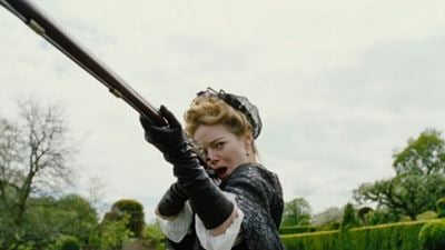 Emma Stone y Rachel Weisz luchan por el favor de la Reina en el primer tráiler de 'The Favourite'