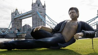 'Jurassic Park': Erigen en el centro de Londres esta estatua gigante de Jeff Goldblum en su famosa pose