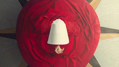 'The Handmaid’s Tale' traspasa la pantalla e inspira una marcha por el aborto en Argentina noticias imagen