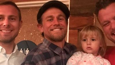 Así es la familia de Charlie Hunnam