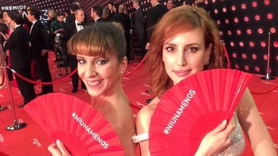 Goya 2019: Abanicos de #NiUnaMenos en la alfombra roja  noticias imagen