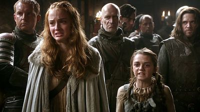 Maisie Williams, Sophie Turner y Kit Harington se avergüenzan viendo vídeos tras las cámaras de 'Juego de Tronos' noticias imagen