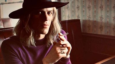 Así luce Johnny Flynn como David Bowie para el 'biopic' 'Stardust' noticias imagen