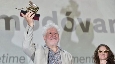 Pedro Almodóvar recibe su León de Oro como "un acto de justicia poética" noticias imagen
