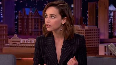 Emilia Clarke revela quién dejó el vaso de plástico de Starbucks en la famosa escena de 'Juego de tronos' noticias imagen