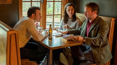 Chris Evans le regala a Ana de Armas el jersey "Eat Shit" de 'Puñales por la espalda' noticias imagen