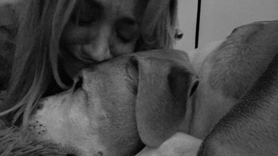 Kaley Cuoco comparte los últimos momentos junto a su perro Norman en una emotiva publicación
