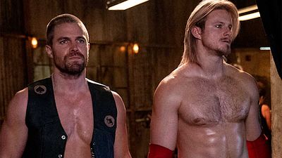 Cambio de imagen radical para Stephen Amell y Alexander Ludwig en su primera serie tras 'Arrow' y 'Vikingos' noticias imagen