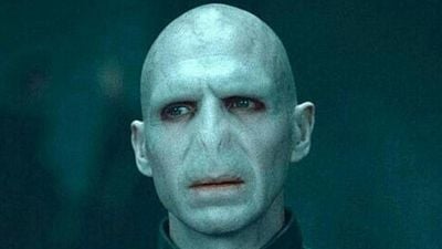 Ralph Fiennes critica los ataques contra J.K. Rowling por sus comentarios sobre el colectivo trans noticias imagen