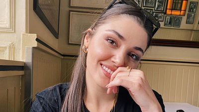 Hande Erçel, enamorada de España: está aprendiendo español y espera viajar a Ibiza pronto noticias imagen