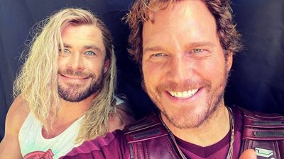 Chris Hemsworth felicita a Chris Evans con una foto de Chris Pratt desde el rodaje de 'Thor: Love and Thunder'