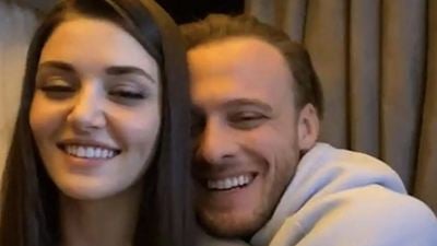 'Love is in the air': Kerem Bürsin y Hande Erçel, lados opuestos en su modo de trabajar