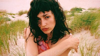 Cantante oculta y rodeada de 'jefazas': 4 curiosidades de Úrsula Corberó para conocer mejor a la guerrera de 'La Casa de Papel' noticias imagen