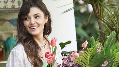 Kerem Bürsin y su ramo de flores para Hande Erçel: "No hacemos cosas para enseñarlo, por eso somos tan felices"