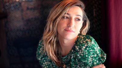 Abril Zamora, la creadora que pone voz a una generación en 'Todo lo otro': jóvenes con trabajos de mierda y que van a terapia