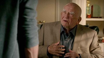 Ed Asner, el actor de 'Cobra Kai' fallecido en 2021 al que se le dedica la temporada 4 noticias imagen