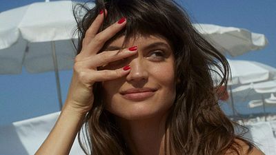 Charlbi Dean, actriz de la película ganadora de la Palma de Oro 'El triángulo de la tristeza', fallece a los 32 años noticias imagen