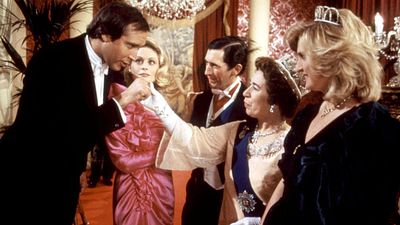 Esta actriz se parecía tanto a Isabel II que la interpretó más de 30 veces (y entregó un premio a Queen) noticias imagen