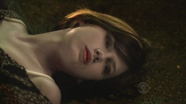 Hace 17 años hizo de muerta en una de las series más famosas del momento. Nadie esperaba que se convirtiera en la superestrella definitiva del siglo XXI, ¿la reconoces? noticias imagen