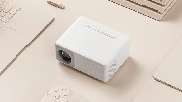 El proyector más vendido en Amazon es compacto, muy barato y viene con un trípode