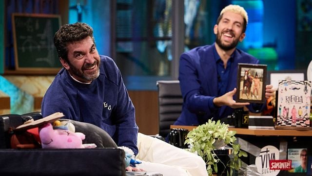 Solo Arturo Valls podía superar el regalo de Leiva en 'La Revuelta': la fotografía que ha sorprendido a Broncano noticias imagen