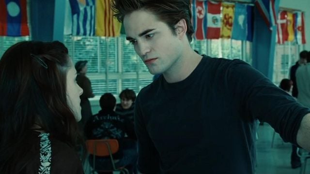 Dedica un segundo a ver este fotograma de 'Crepúsculo' y fíjate en el fondo: ¿Qué pasa en el Instituto de Forks? noticias imagen