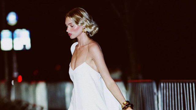 Estos son nuestros ocho looks favoritos de las famosas en la Semana de la Moda de Nueva York: desde Meghann Fahy hasta Pamela Anderson pasando por Camila Mendes
