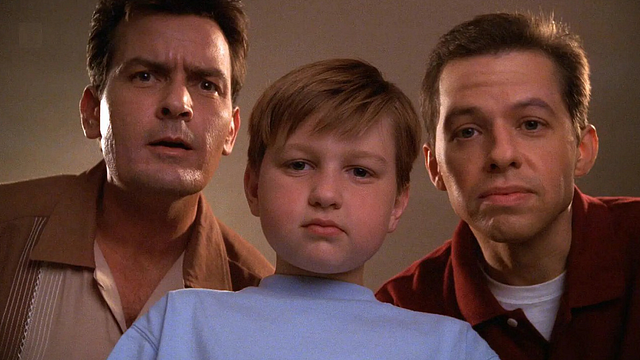 "El trato estaba hecho, pero cambió de opinión": Un mítico actor de los noventa casi reemplaza a Charlie Sheen en 'Dos hombres y medio' noticias imagen