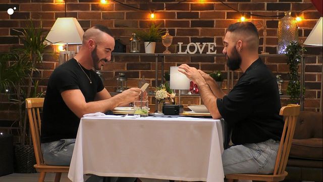 "¿Esto pone, de verdad?": la reacción de un soltero de 'First Dates' a una atrevida pregunta sexual noticias imagen