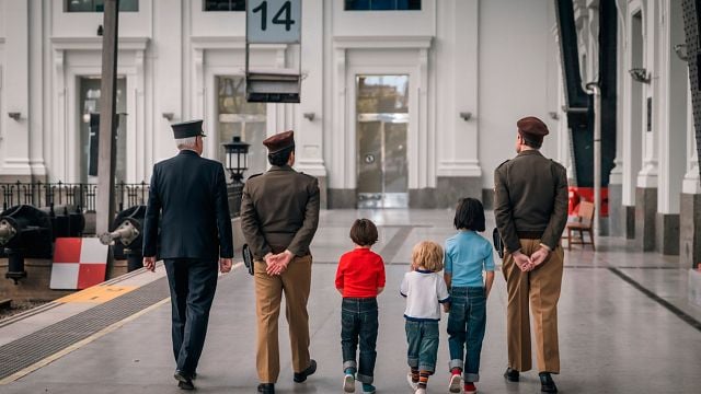 En 1984 tres niños aparecieron abandonados en una estación de tren y nadie los reclamó. 40 años después, quieren saber quiénes eran sus padres noticias imagen