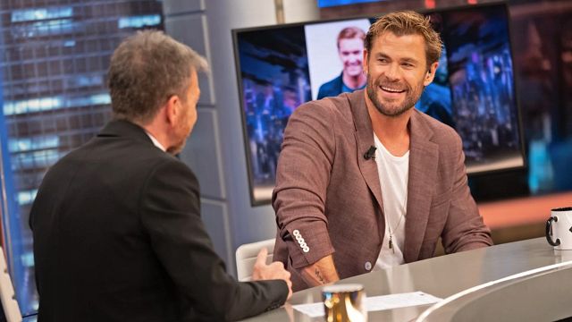 "Me dijo que me lo aprendiera": La chuleta que Elsa Pataky escribió a Chris Hemsworth para 'El Hormiguero' noticias imagen