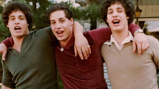 Tres trillizos fueron separados al nacer para hacer un experimento: 19 años más tarde, se encontraron en la universidad por casualidad noticias imagen
