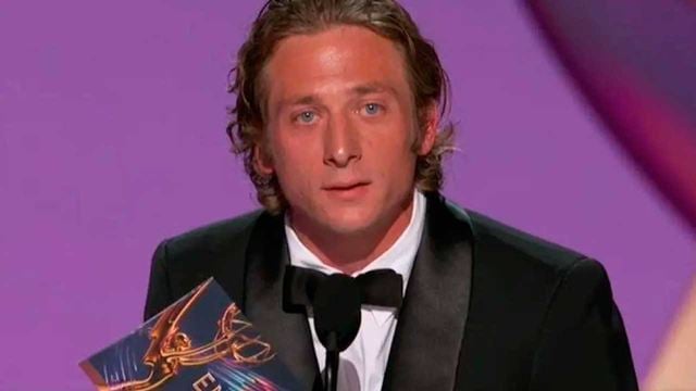 El discurso de Jeremy Allen White en los Emmy fue censurado durante una milésima de segundo por motivos religiosos