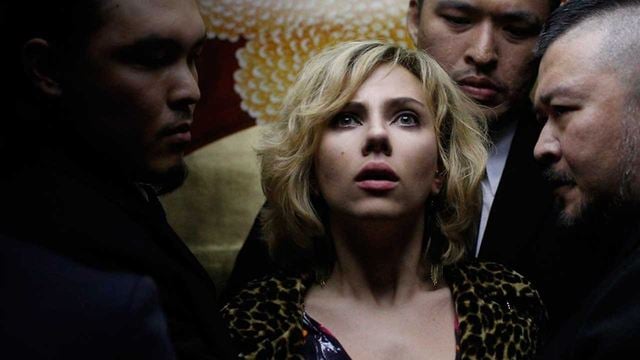 Hoy en TV: un audaz y divertido 'thriller' de ciencia ficción que lo reventó en taquilla con Scarlett Johansson