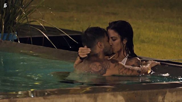 'La isla de las tentaciones 6' no deja de sorprender: Naomi y Napoli tienen relaciones sexuales en la piscina delante de sus compañeros