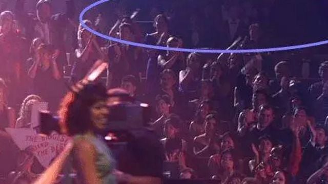 En la esquina superior derecha de esta imagen de 'Miss Agente Especial', verás recortes de cartón haciendo bulto en la imagen noticias imagen