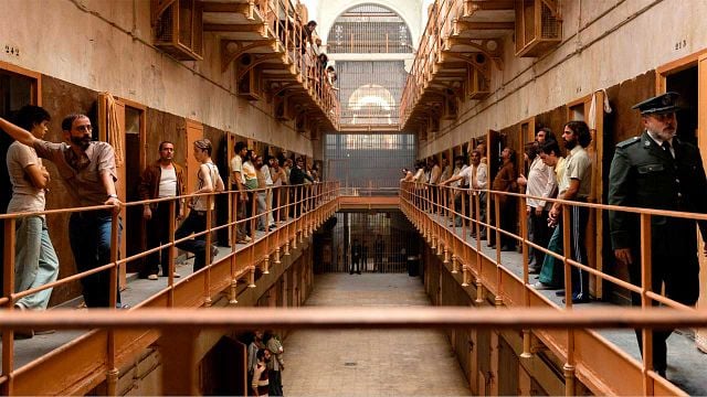 "200 tíos a la vez se cortan las venas pidiendo derechos": la historia real que inspiró la película 'Modelo 77' noticias imagen