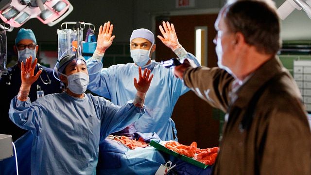 "Comíamos pasta encima de intestinos de vaca": El lado menos glamuroso de 'Anatomía de Grey' implica el uso de órganos en descomposición noticias imagen