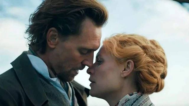 Hoy en 'streaming': hace cuatro años Tom Hiddleston estrenó una miniserie de seis episodios que encaja en la fiebre de 'Cumbres Borrascosas' y no deberíamos olvidar noticias imagen